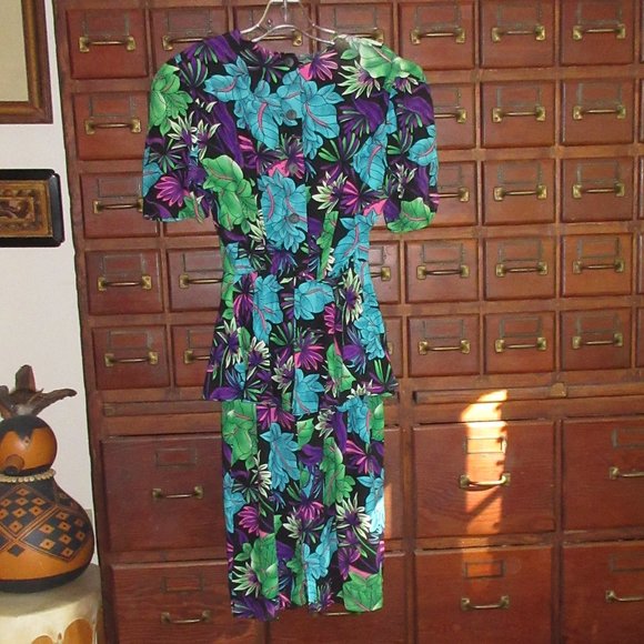 Small Multi-color Floral Peplum Style Short Sleeve Dress - Picture 2 of 4